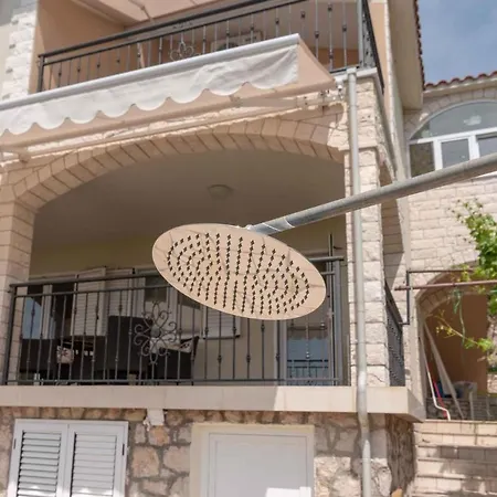 Apartman Apartment in Okrug Gornji 6139 *