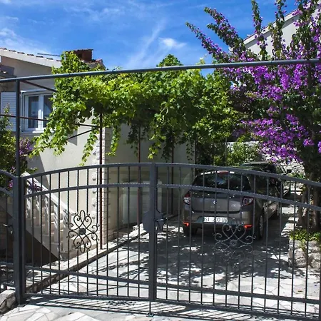 Apartman Apartment in Okrug Gornji 6139 *