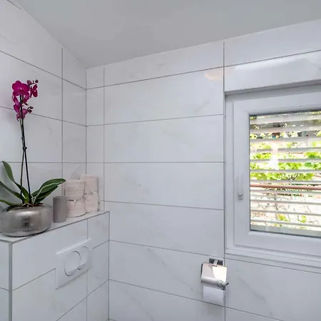 Apartment in Okrug Gornji 6139 *