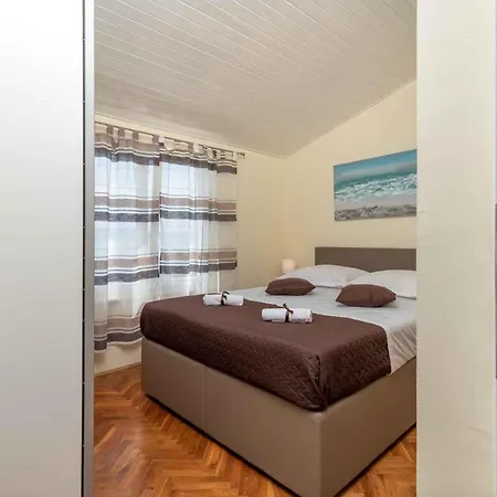 Apartman Apartment in Okrug Gornji 6139 *