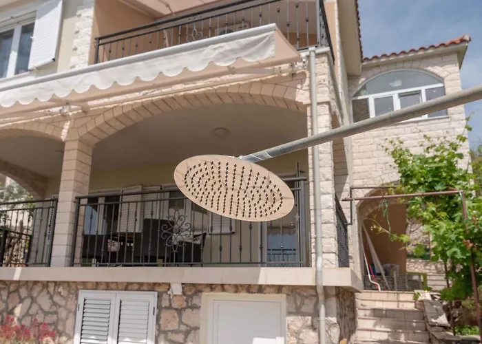 Appartement In Okrug Gornji 6139 *