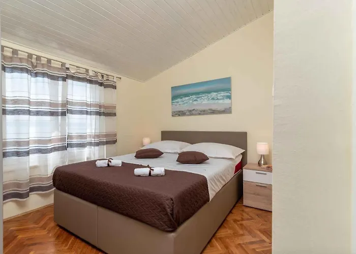 Appartement In Okrug Gornji 6139 *