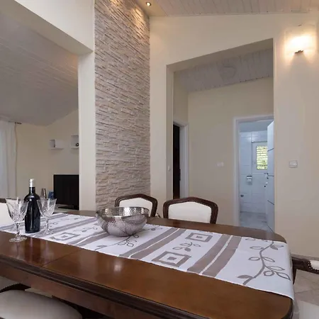 In Okrug Gornji 6139 شقة تروغير