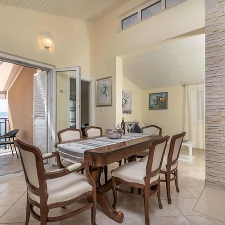 Lägenhet In Okrug Gornji 6139 Trogir